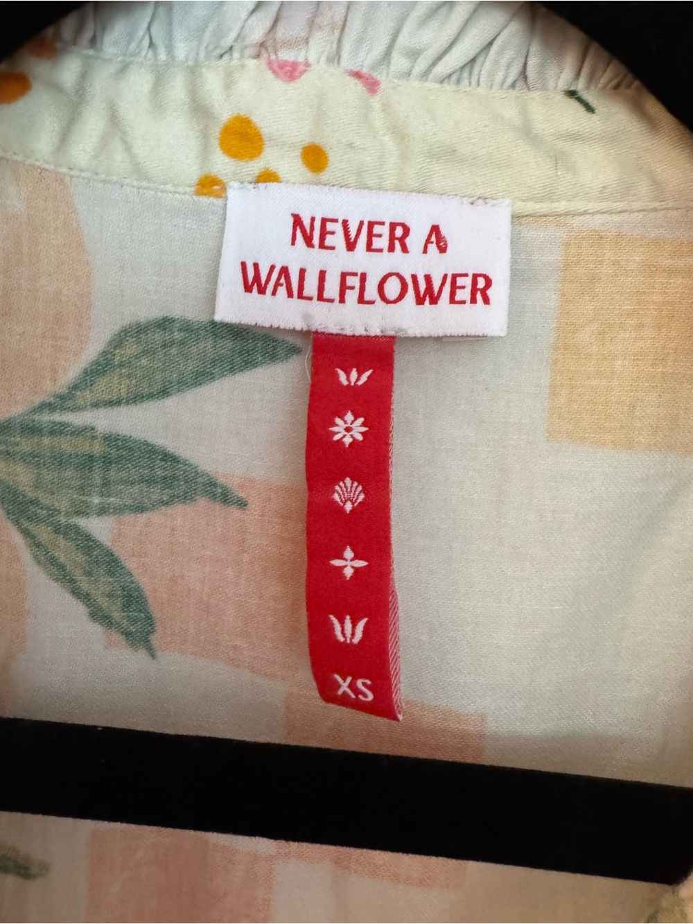 NWT Never A Wallflower Citrus Print Ruffle Collar Top NWT XS - Picture 6 of 7